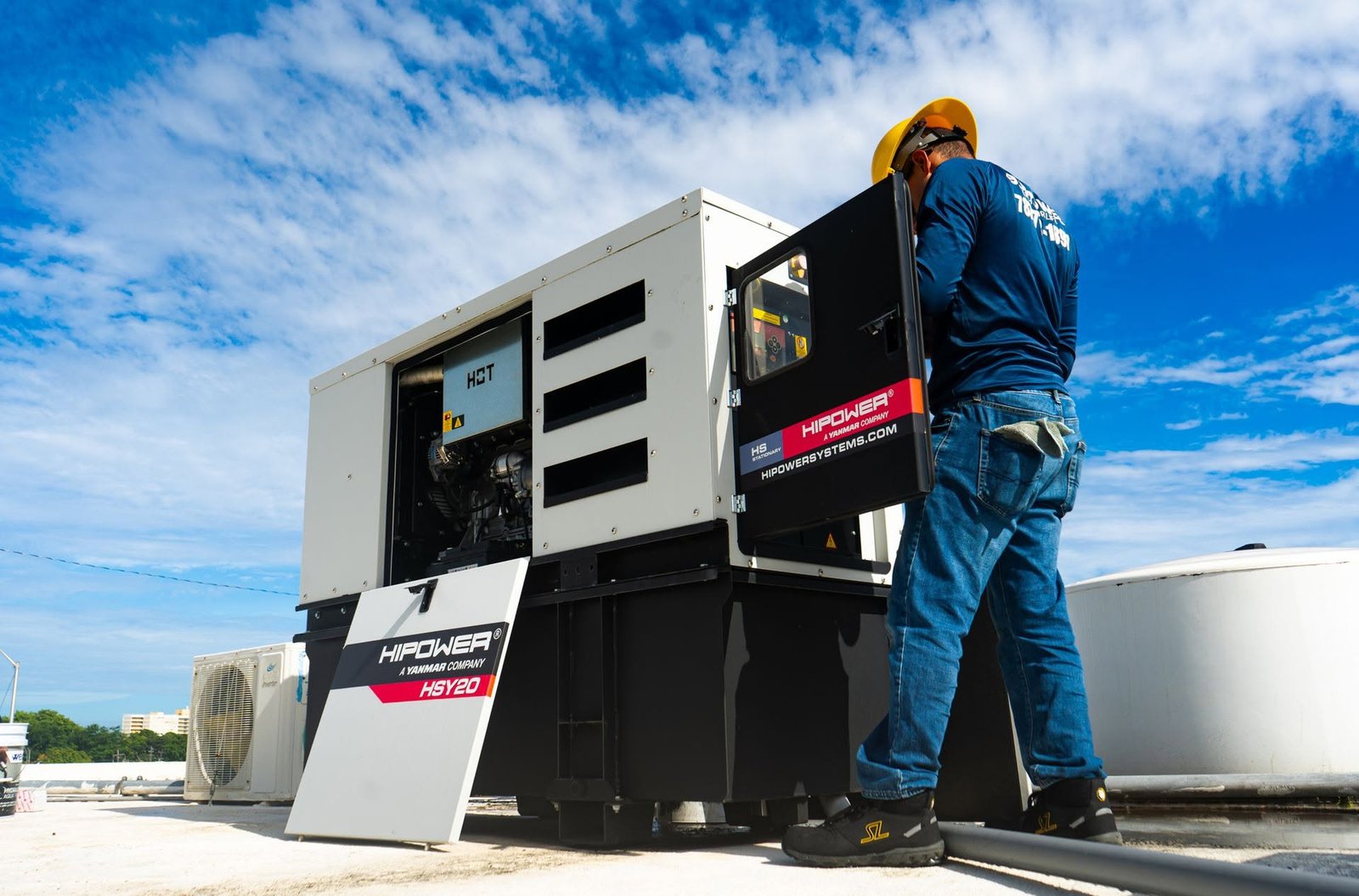 Técnico Outpower instalando generador HIPOWER HSY20 en azotea